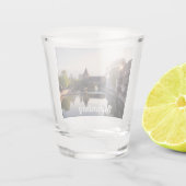 Zonnetijd over de oude middeleeuwse brug in Nürnbe Shot Glas (Achterkant)