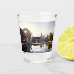 Zonnetijd over de oude middeleeuwse brug in Nürnbe Shot Glas