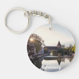 Zonnetijd over de oude middeleeuwse brug in Nürnbe Sleutelhanger