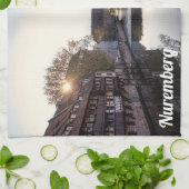 Zonnetijd over de oude middeleeuwse brug in Nürnbe Theedoek (Gevouwen)