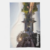 Zonnetijd over de oude middeleeuwse brug in Nürnbe Theedoek (Verticaal)