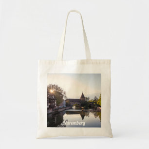 Zonnetijd over de oude middeleeuwse brug in Nürnbe Tote Bag
