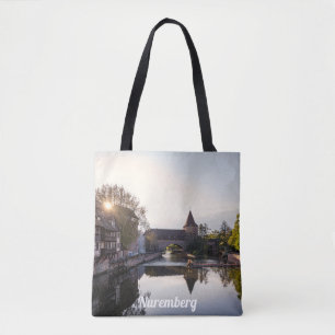 Zonnetijd over de oude middeleeuwse brug in Nürnbe Tote Bag