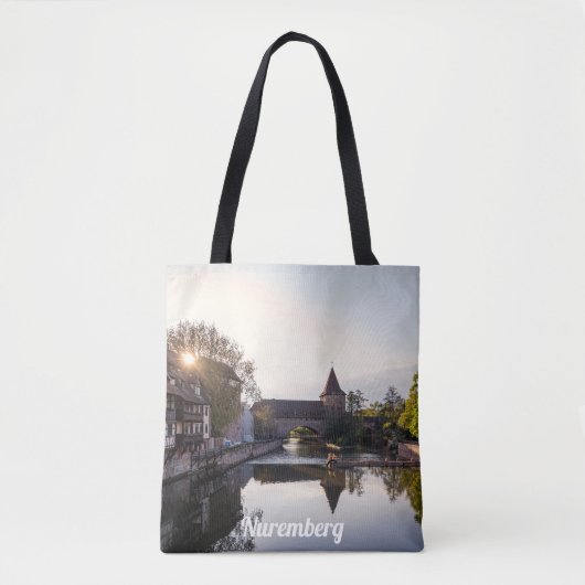 Zonnetijd over de oude middeleeuwse brug in Nürnbe Tote Bag (Voorkant)