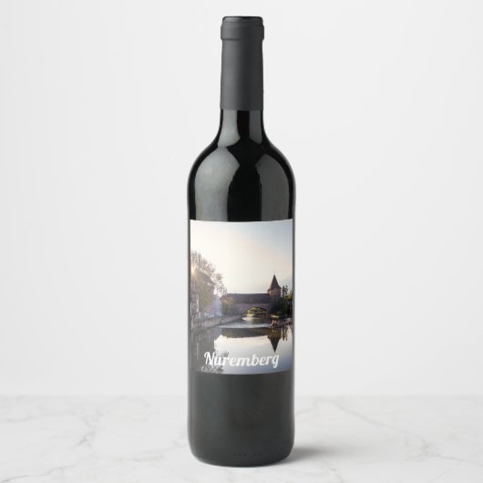 Zonnetijd over de oude middeleeuwse brug in Nürnbe Wijn Etiket (Voorkant)