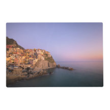 Zonnetijd over het dorp Manarola in Cinque Terre