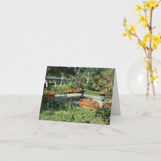 Zonnetuin en fontein op een blanco briefkaart (Gele Bloem)