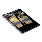 Zonnever over het meer met fietsenlaptop notitieboek (Rechterzijde)