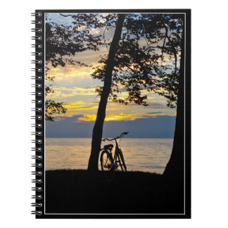 Zonnever over het meer met fietsenlaptop notitieboek