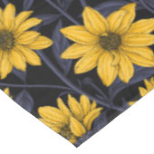 Zonnewortel, wilde zonnebloem in geel en blauw tafelkleed (Gekanteld)