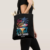 Zonnezand en een Drink In My Hand Beach Cruise Tote Bag (Dichtbij)