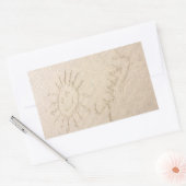 Zonnig gezicht in het zand gelukkig strand rechthoekige sticker (Envelop)