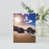 Zonnig strand met rotsen briefkaart (Staand voorkant)