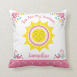Zonnige Cute Gele Roze Persoonlijke Baby Slaapkame Kussen<br><div class="desc">Een "Je Bent Mijn Zonneschijn" op maat gemaakte kussensloop. Een leuke, blauwe en witte wolkenpatroon versiert de achterkant van het kussen. Personaliseer het met de naam van je baby of als cadeau voor een babyshower. Ontworpen voor jou door Blackberry Boulevard.</div>