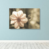 Zonnige Dahlia Canvas Afdruk (Insitu (Houten vloer))