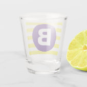 Zonnige Gele Gestreepte Paarse Monogram Shot Glas (Achterkant)