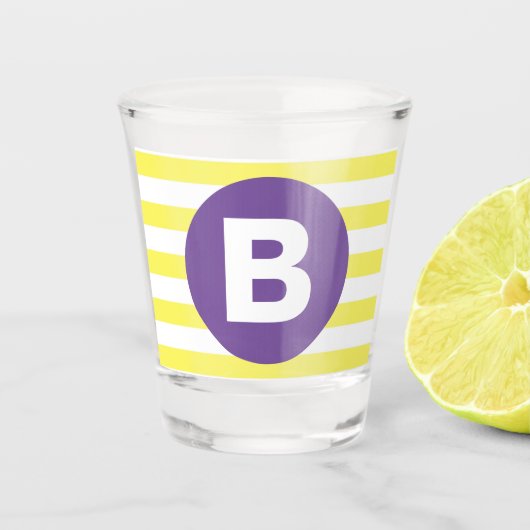 Zonnige Gele Gestreepte Paarse Monogram Shot Glas (Voorkant)