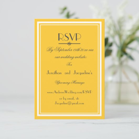 Zonnige Gele Trouw Chic Witte Script WS RSVP Kaartje (Staand voorkant)