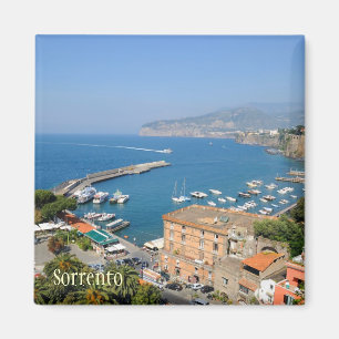 Zonnige Italiaanse stad Sorrento op een rustige zo Magneet