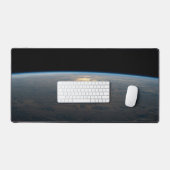 Zonnige stralen van een deels bewolkt zuiden van d bureaumat (Keyboard & Muis)