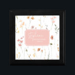 Zonnige Wildflower Bruiloft Roze ID1023 Cadeaudoosje<br><div class="desc">Deze chique trouwsuite met een warm zonnig kleurenpalet, handgeschreven scriptlettertype en delicate wildflower arrangementen heeft een tijdloze en verfijnde look die indruk zal maken op uw gasten en uw speciale dag onvergetelijk zal maken. Deze geschenkdoos voor elk van de bruids bruiloftsfeestleden, wordt hier getoond op wit met luchtig wildbloempatroon en...</div>