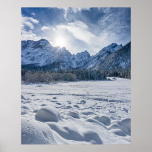 Zonnige winterdag bij besneeuwd bevroren Fusine-me Poster