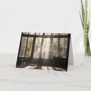 Zonovergoten kamer met lege stoel kaart