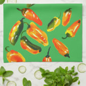 Zonovergoten paprika's op een felgroene keukendoek theedoek (Gevouwen)