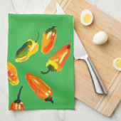 Zonovergoten paprika's op een felgroene keukendoek theedoek (Quarter Fold)