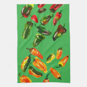 Zonovergoten paprika's op een felgroene keukendoek theedoek (Verticaal)