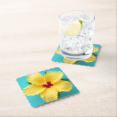 Zonovergoten schoonheid: levendige gele hibiscus kartonnen onderzetters (Insitu)