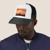 Zonset van roze en perzikmeer trucker pet (In situ)