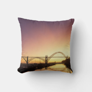 Zonsondergang achter de Newport-brug, Oregon Kussen
