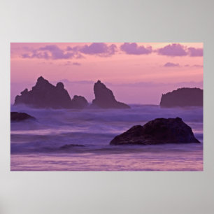 Zonsondergang bij Bandon Beach Sea Stacks. Poster