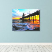 Zonsondergang bij de Huntington Beach Pier  Canvas Afdruk (Insitu (Houten vloer))