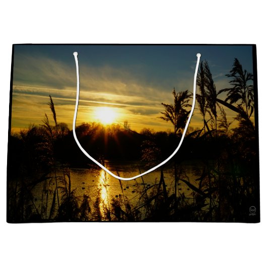 Zonsondergang bij een meertje met rietpluimen. groot cadeauzakje (Voorkant)