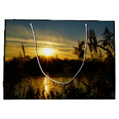 Zonsondergang bij een meertje met rietpluimen. groot cadeauzakje (Achterkant)