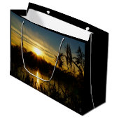 Zonsondergang bij een meertje met rietpluimen. groot cadeauzakje (Voorkant Gekanteld)