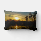 Zonsondergang bij een meertje met rietpluimen. kussen (Achterkant)
