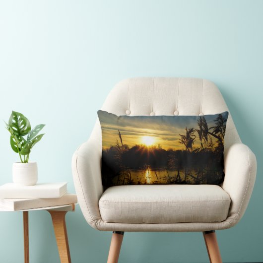 Zonsondergang bij een meertje met rietpluimen. kussen (Stoel)
