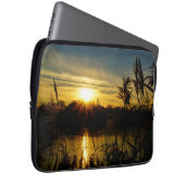 Zonsondergang bij een meertje met rietpluimen. laptop sleeve (Voorkant Rechts)