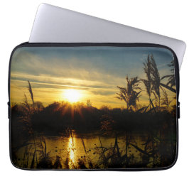Zonsondergang bij een meertje met rietpluimen. laptop sleeve