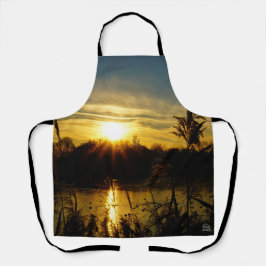 Zonsondergang bij een meertje met rietpluimen. schort