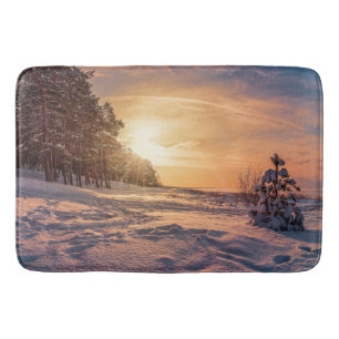 Zonsondergang boven besneeuwde winterzee kust badmat