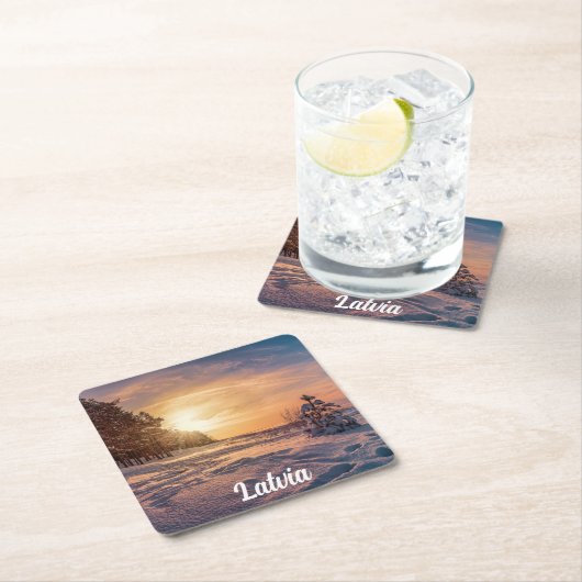 Zonsondergang boven besneeuwde winterzeekust kartonnen onderzetters (Insitu)