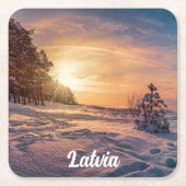 Zonsondergang boven besneeuwde winterzeekust kartonnen onderzetters (Voorkant)