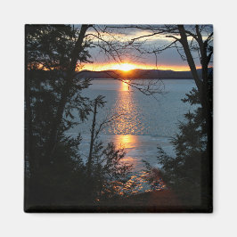 Zonsondergang boven bos Lake Magnet