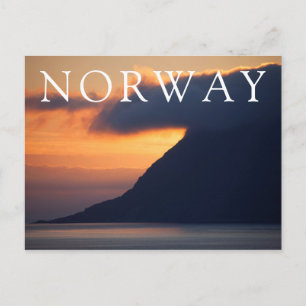 Zonsondergang boven de kustlijn van Alesund Briefkaart