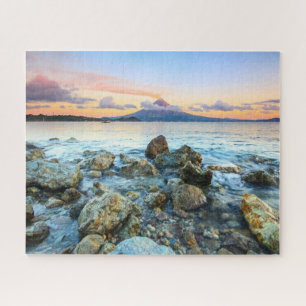 Zonsondergang boven de oceaan met zachte golven en legpuzzel