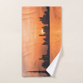 Zonsondergang boven een badplaats - waterverf handdoek (Handdoek)